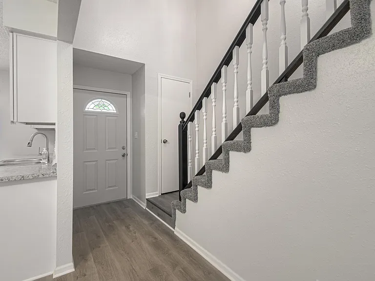 1305 La Chateau Dr — Photo 2