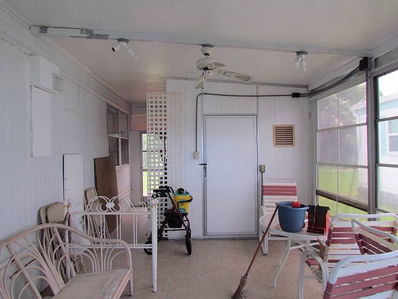 5th image of 44 Sierra Vista St