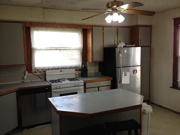 3rd image of 1015 W Main St