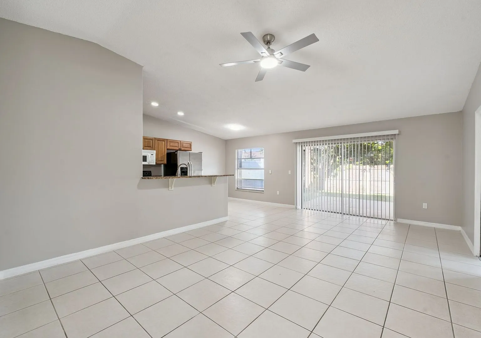 3 BR / 2 BA Home In Royal Manor Villas — Photo 2