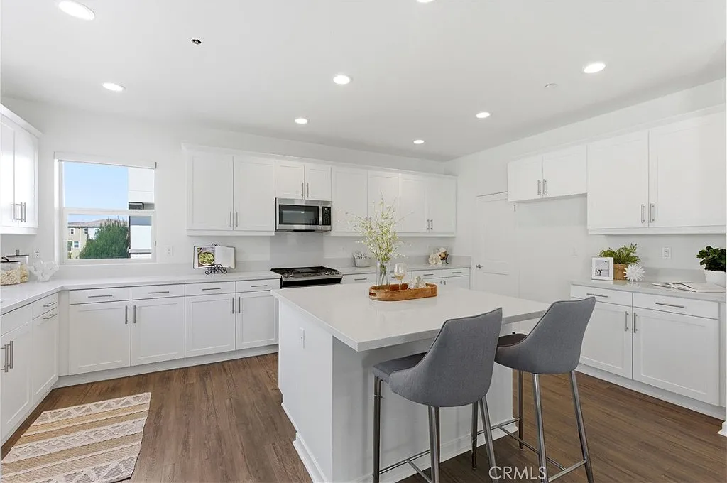 4 bed, 3.5 bath, 2152 sqft, $4,985 — Photo 4