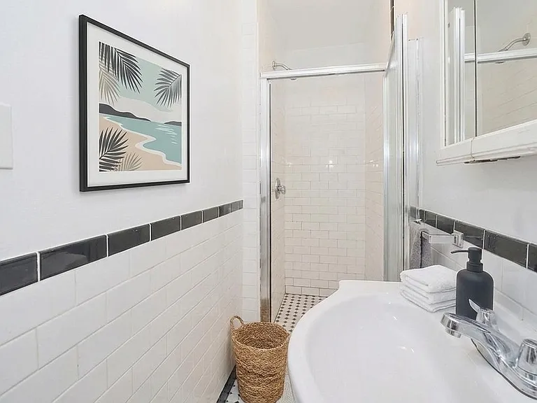 435 E 9th St #4R — Photo 4
