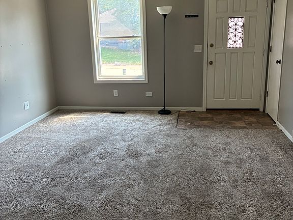2nd image of 3101 Squire Ln #1/2