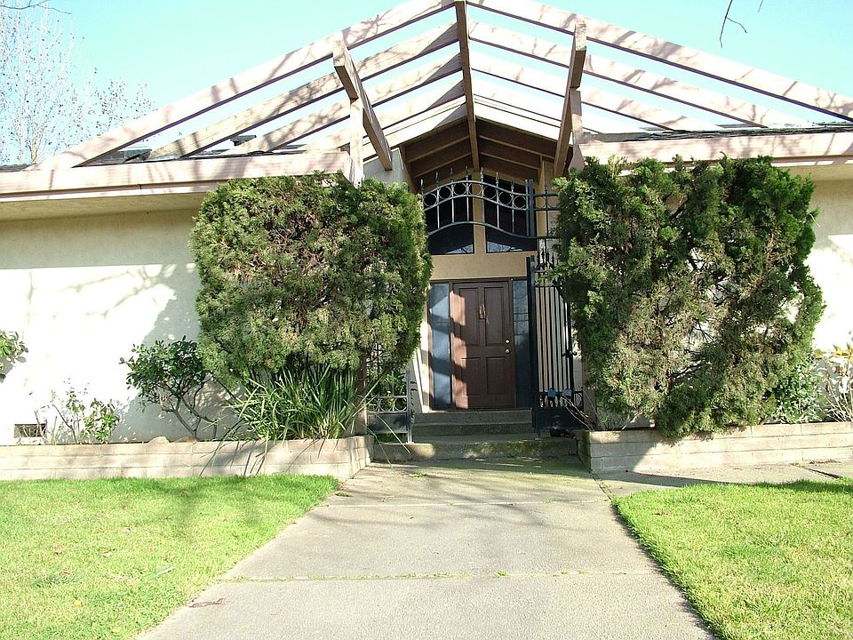 Powerful front entrance