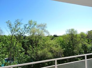 3089 Jaguar Valley Dr #1A, Mississauga, ON L5A2J1