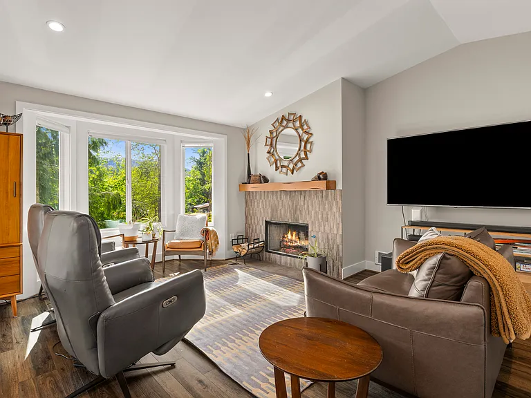 high ceilings to enlarge the space 
amidst the tree tops