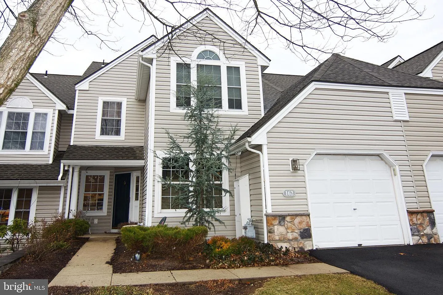 162 Hawthorne Ct photo 1