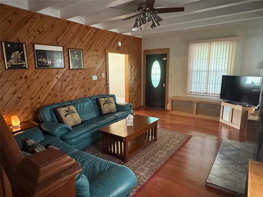 4 bed, 2.0 bath, 3109 sqft, $3,250 — Photo 3
