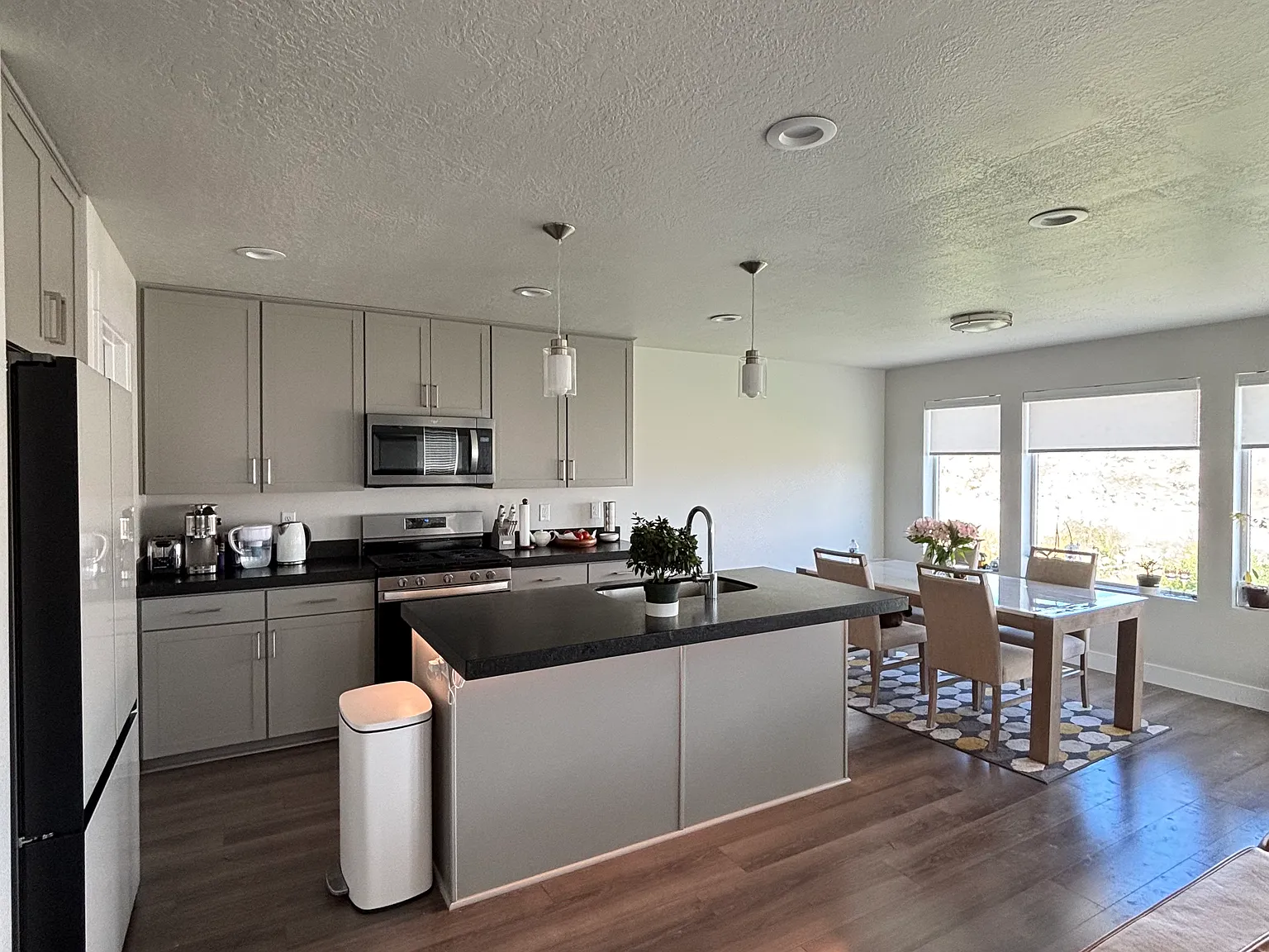 4 bed, 2400 sqft, $2,689 — Photo 4