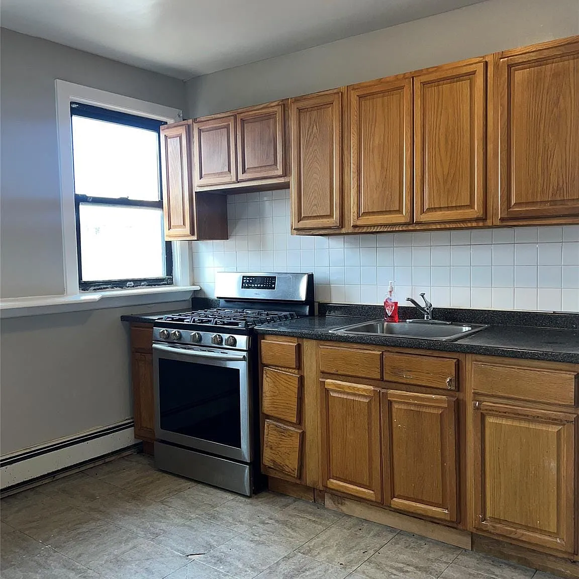 3 bed, 1.0 bath, 1054 sqft, $3,200 — Photo 2