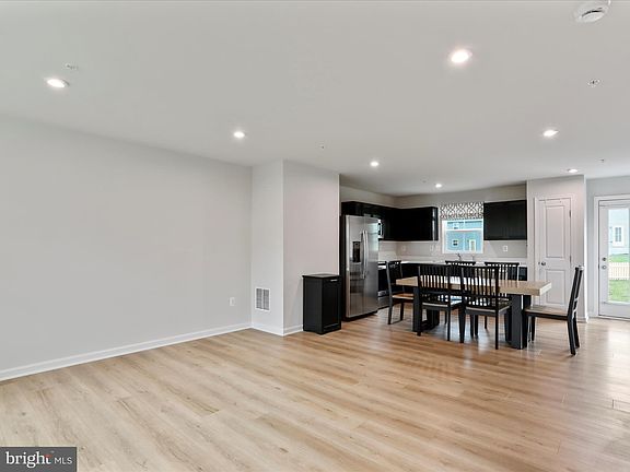 5th image of 122 Charlotte St