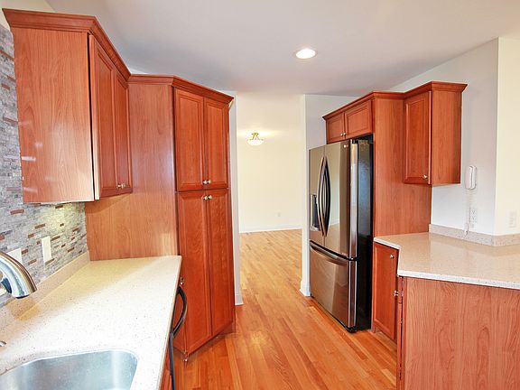 5th image of 22 Parkington Cir