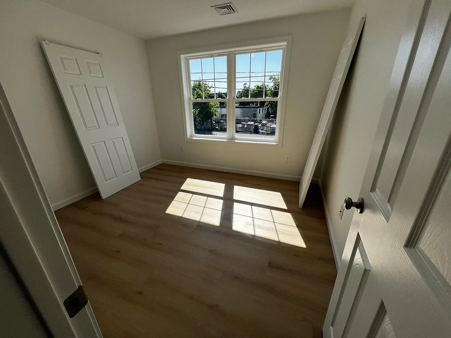 3 bed, 1.5 bath, 1040 sqft, $2,100 — Photo 3