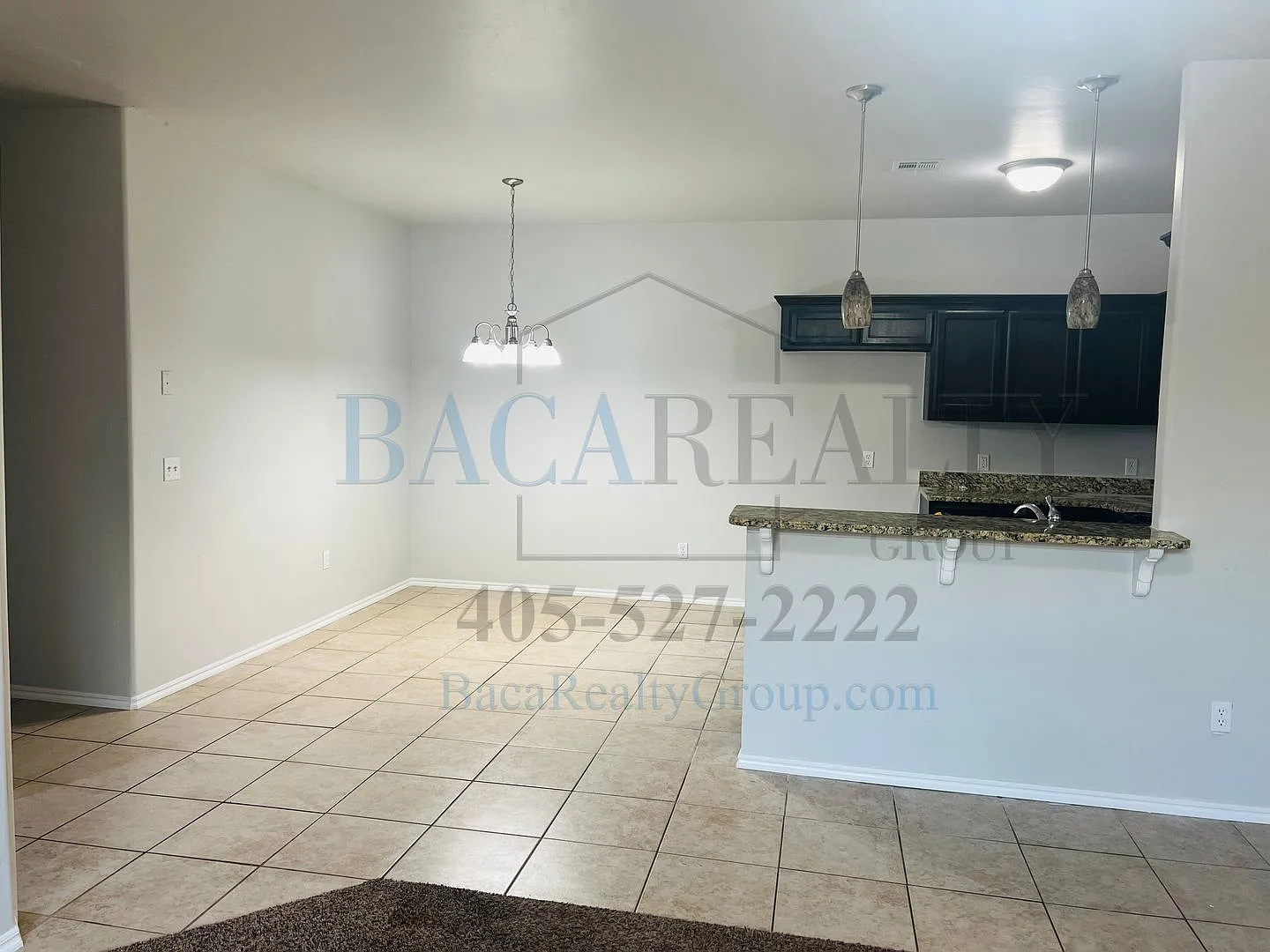 3BR 2BA Duplex with 2 Car garage — Photo 3