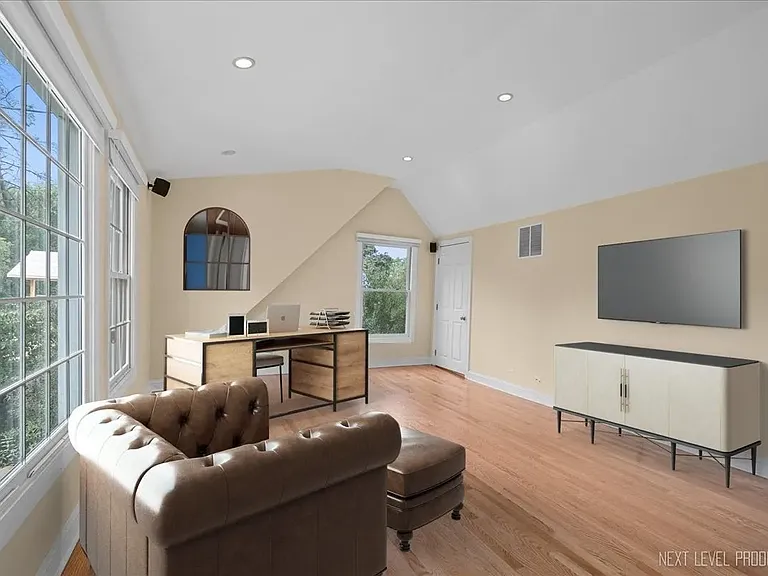 710 Peck Rd — Photo 17