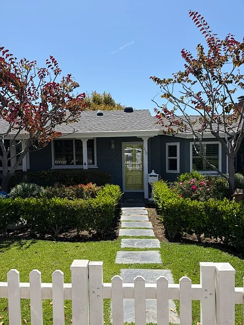 610 E Mariposa Ave