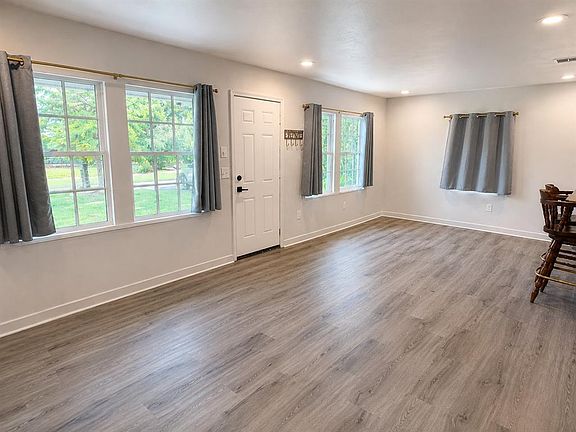 3rd image of 105 W Mosier St