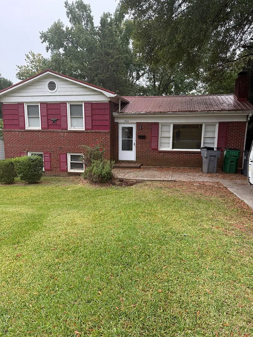 4 bedroom 2 bathroom house — Photo 1