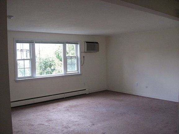 4th image of 213 Rock St