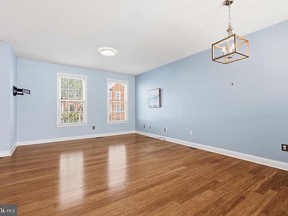 4th image of 106 Heritage St