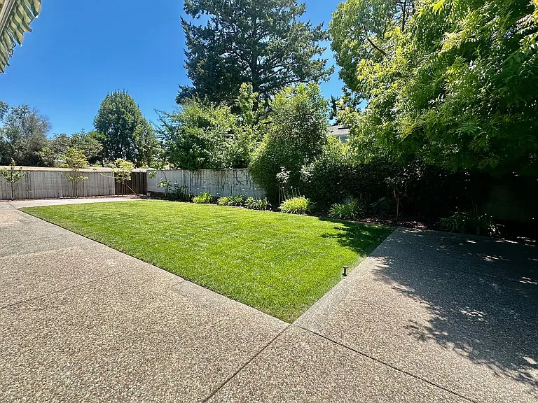 388 Knowles Dr — Photo 15
