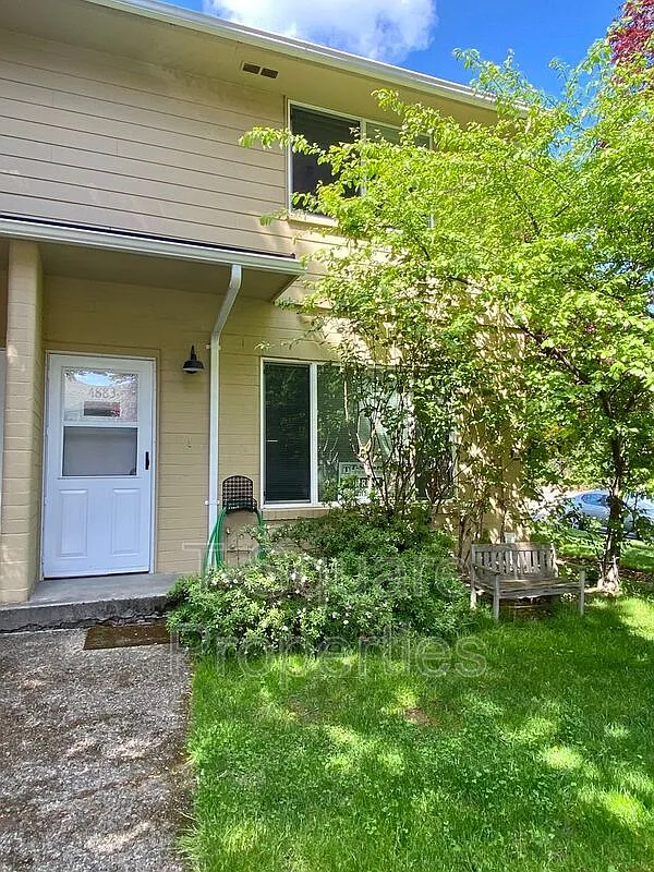 2 bed, 1.0 bath, 885 sqft, $2,400 — Photo 1