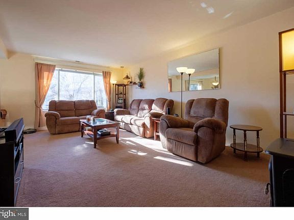 3rd image of 118 Argyll Ct