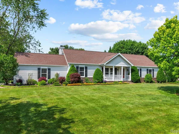 9076 Wildwood Lake Dr, Whitmore Lake, MI 48189