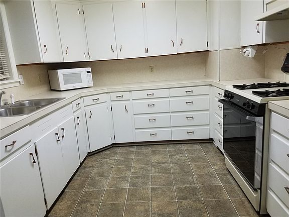 3rd image of 220 E 1st Ave