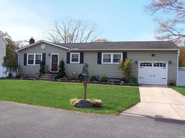 5 Hurstwood Road, Shirley, NY 11967