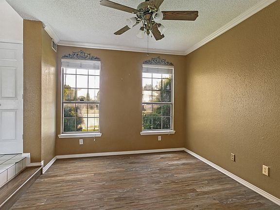 4th image of 2 Oxford Cir