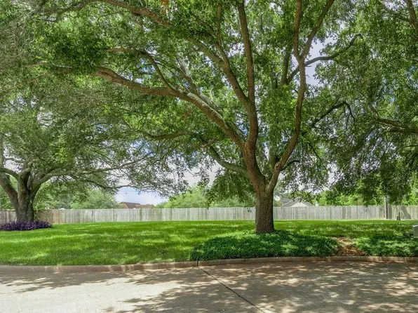 4511 Lake Village Dr, Weston Lakes, TX 77441