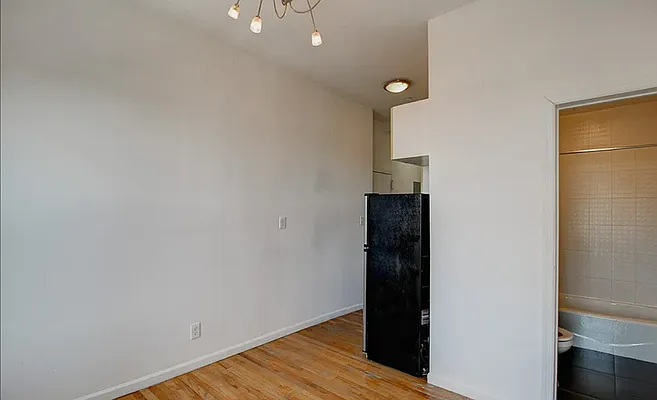 Rented by Farside Realty LLC | media 8