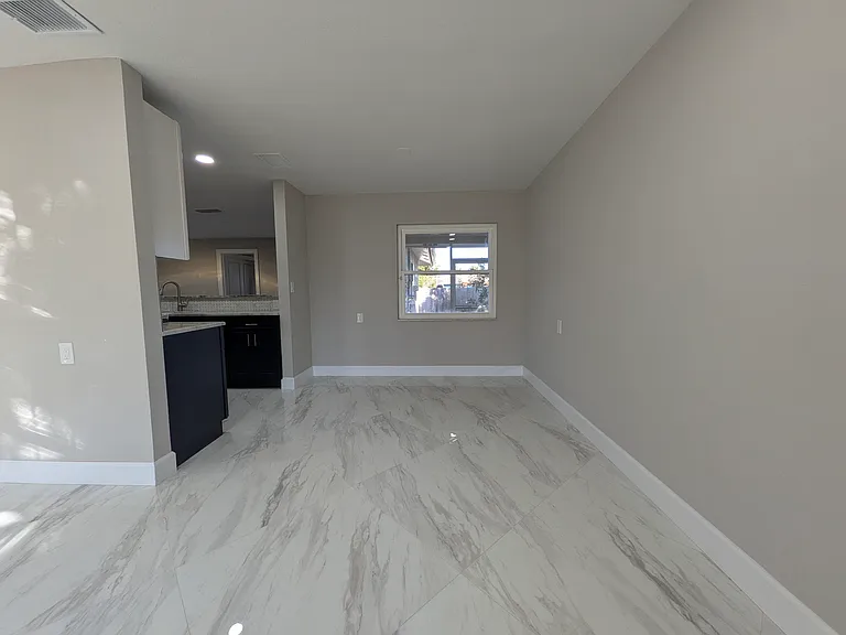 5523 Venetian Blvd NE — Photo 10