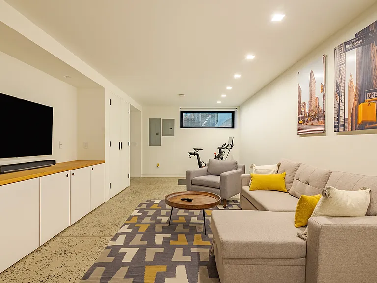 32 Frost St #THM — Photo 13