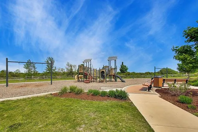 2724 Fieldcrest Dr — Photo 20