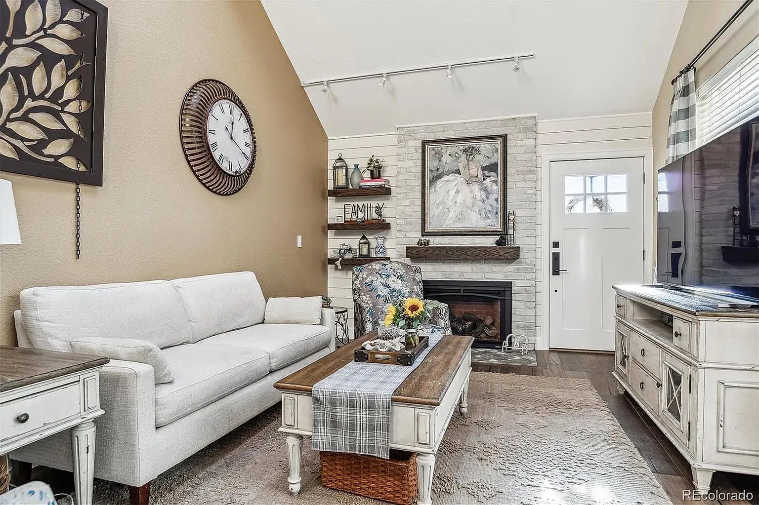 4 bed, 2184 sqft, $3,200 — Photo 3