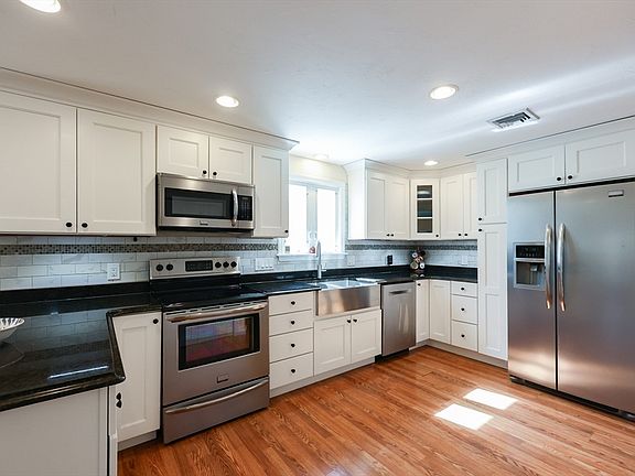 4th image of 40 Emilia Dr