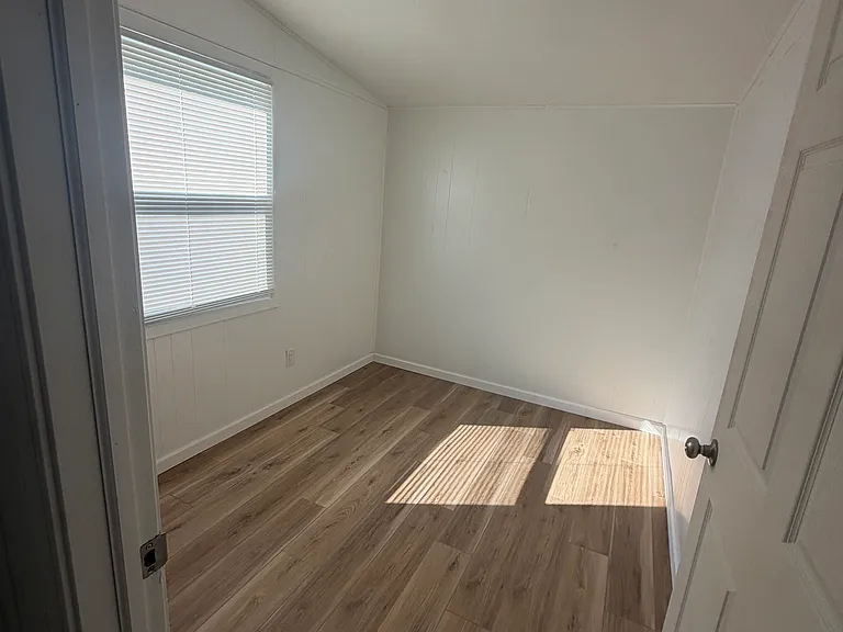 555 Dearborn Ave — Photo 11