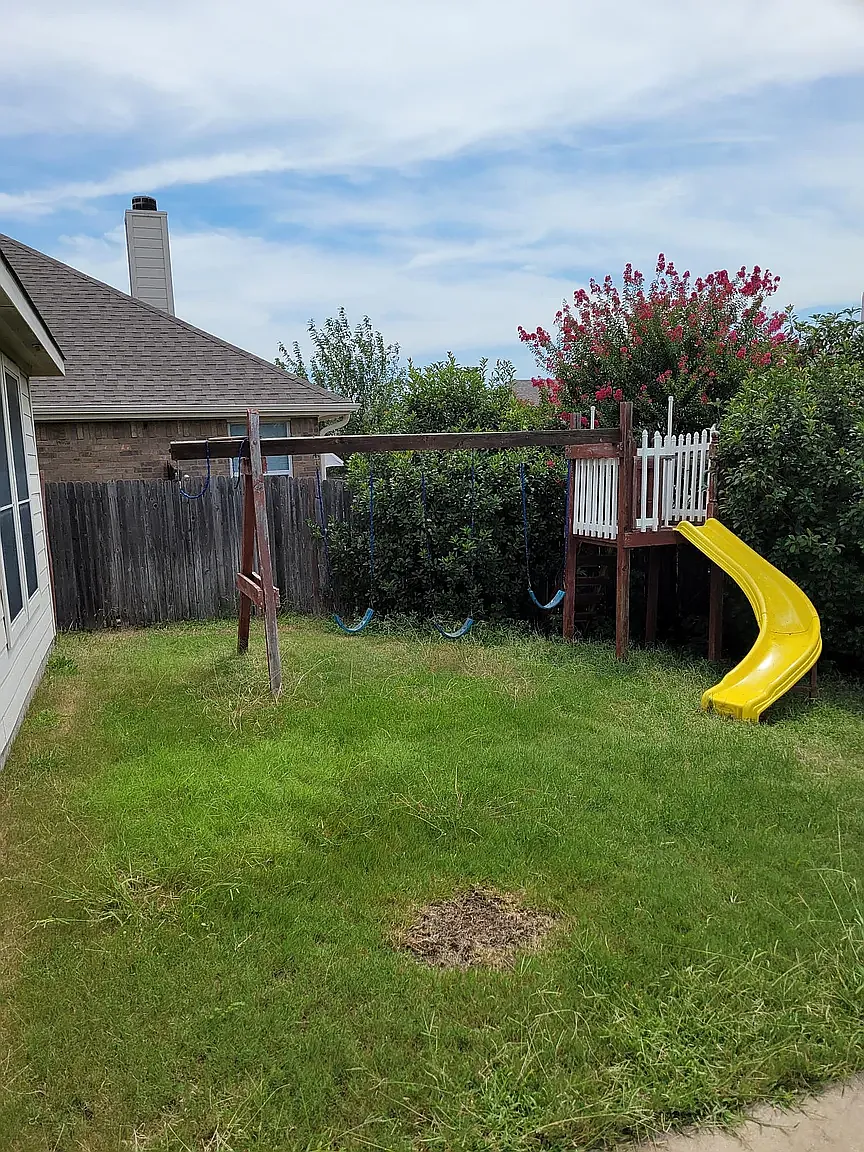 4 bed, 2.5 bath, 2366 sqft, $2,500 — Photo 2