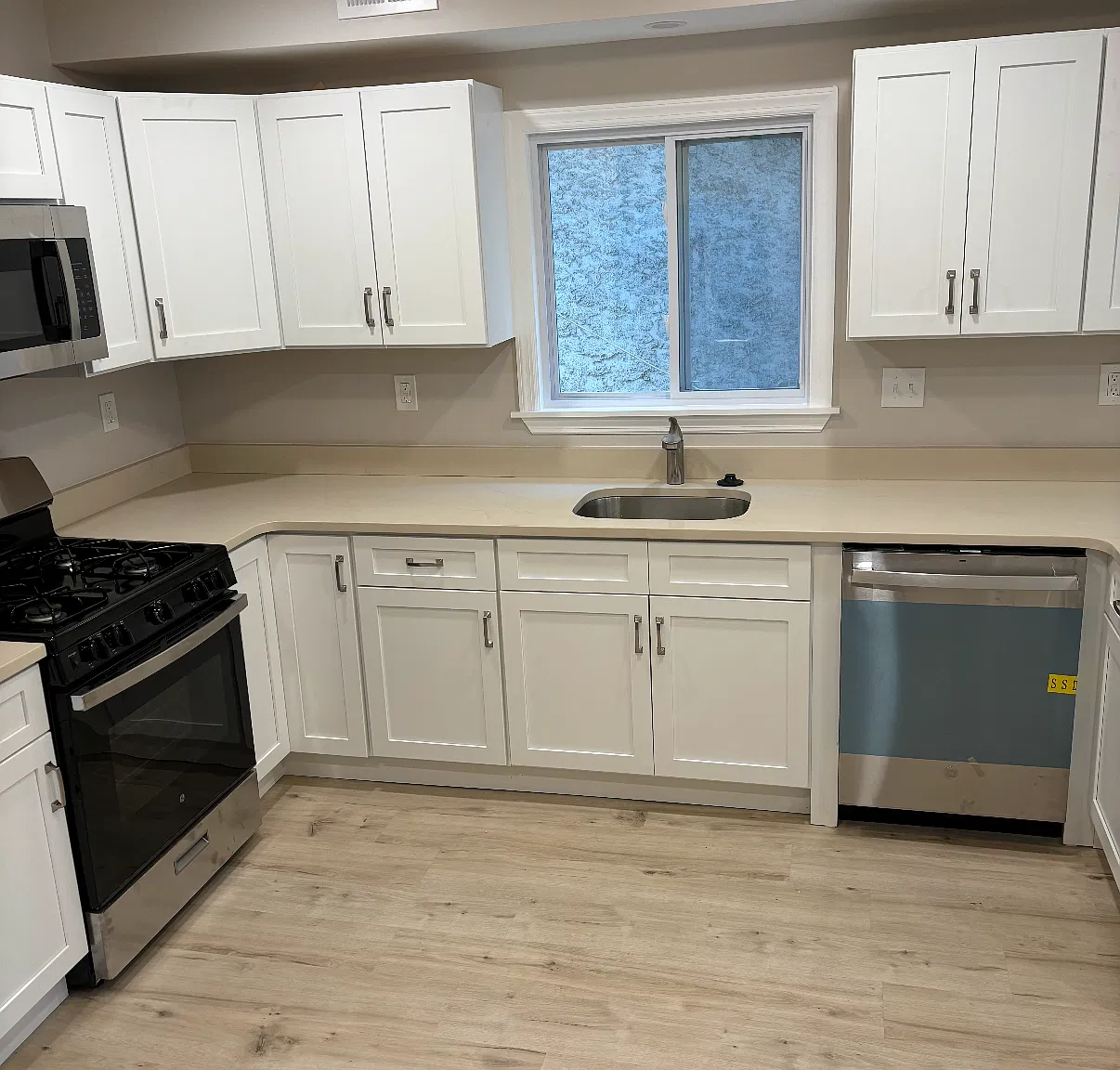 3 bed, 1.5 bath, 1068 sqft, $2,600 — Photo 3
