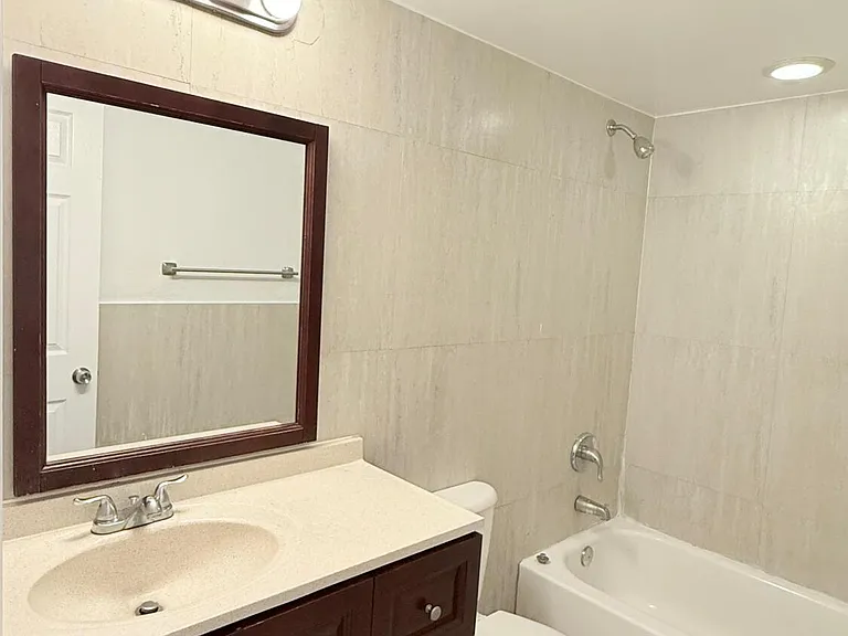 607 NE 29th Dr #17 — Photo 8