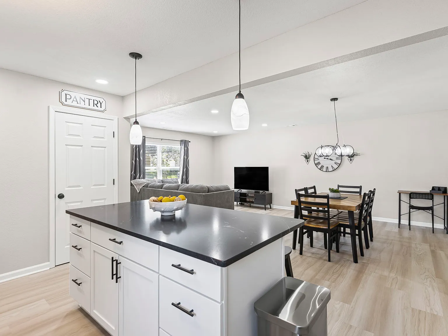 4 bed, 1500 sqft, $4,400 — Photo 4