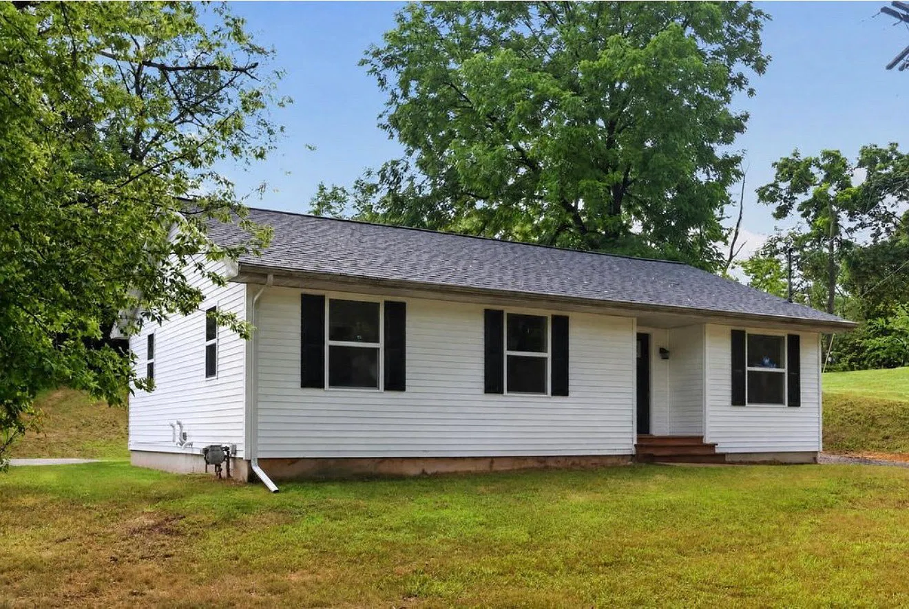 4 bed, 1281 sqft, $2,200 — Photo 1