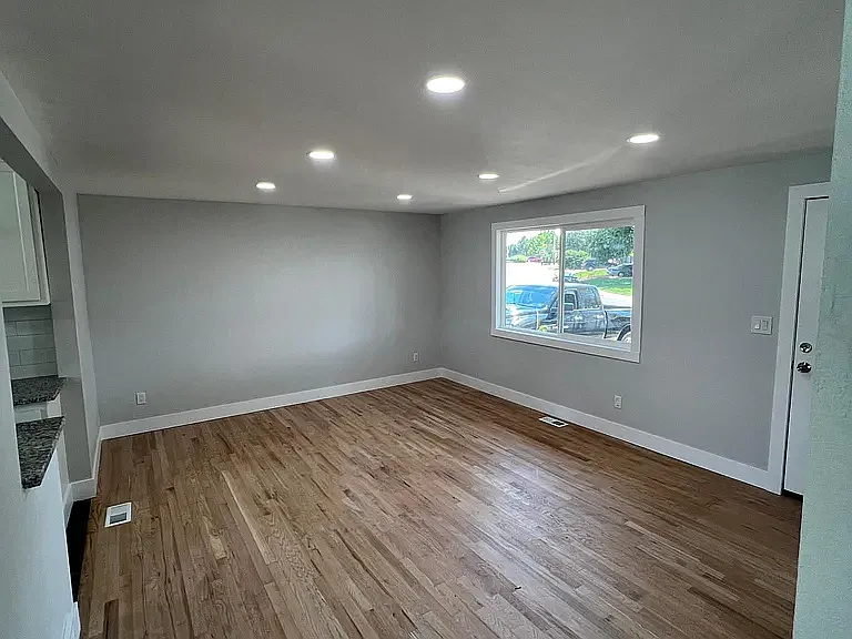 9240 King Way — Photo 3