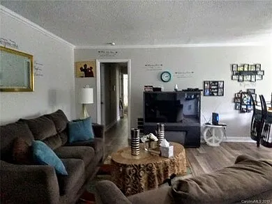 718 E Maple Ave E — Photo 3