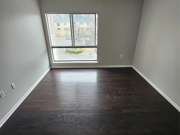 4811 Spring Lake Dr #E — Photo 13