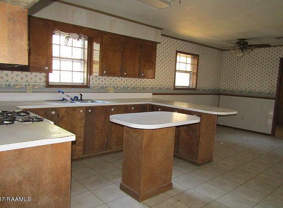 4th image of 213 Cheryl St