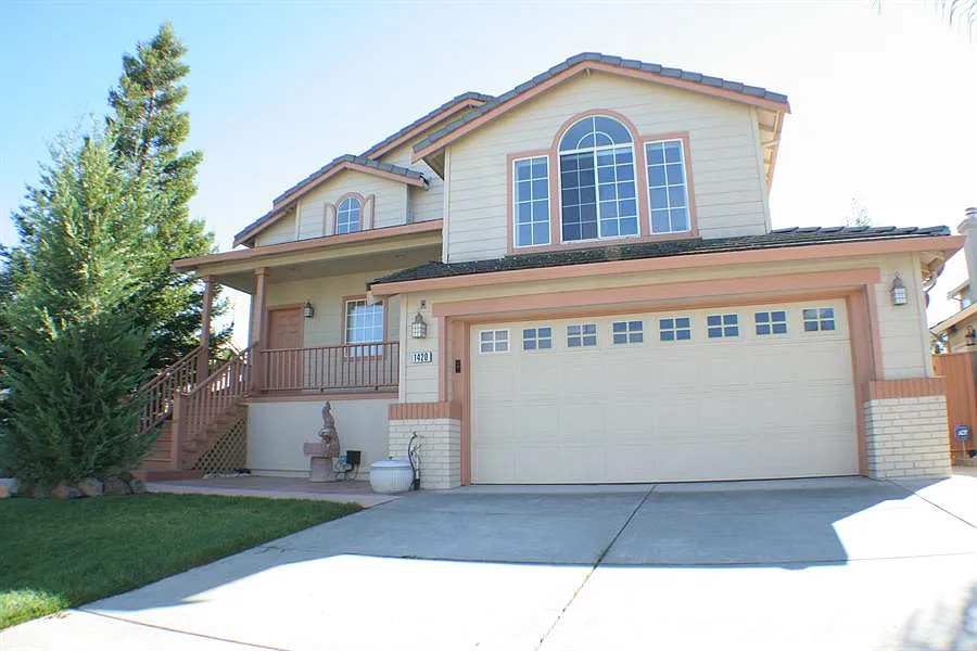 1420 Pheasant Dr photo 1