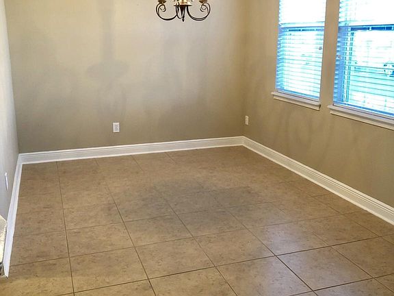 Multipurpose: dining/living room.